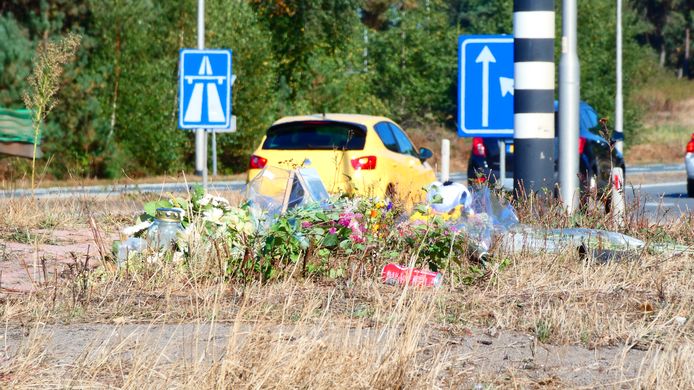 Op Vorstengrafdonk in Oss hebben mensen bloemen neergelegd waar vorige week een ongeval plaatsvond.