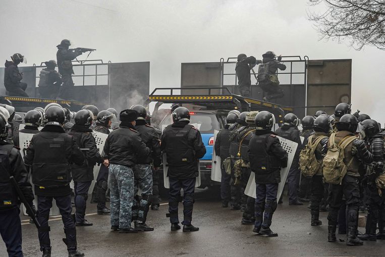 Politietroepen proberen demonstranten terug te dringen in Almaty op 5 januari.   Beeld EPA