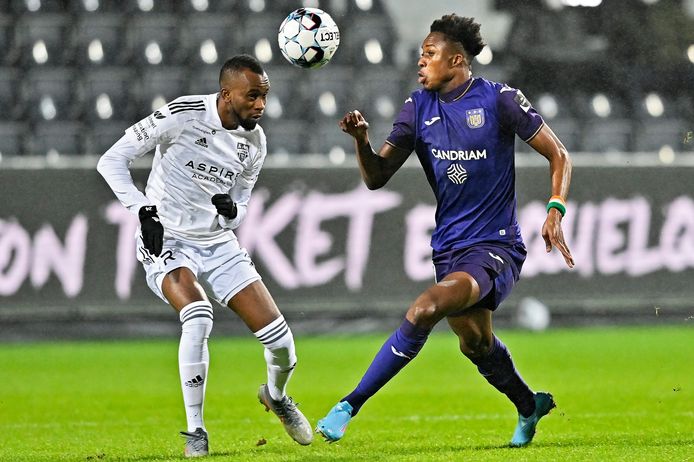 Gnaka in actie tegen Kouamé (Anderlecht).