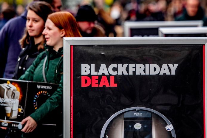 Tijdens Black Friday slepen mensen heel wat koopjes mee naar huis. Wethouder duurzaamheid Arno Bonte roept op na te denken over wat je na deze aankopen doet met je oude spullen.