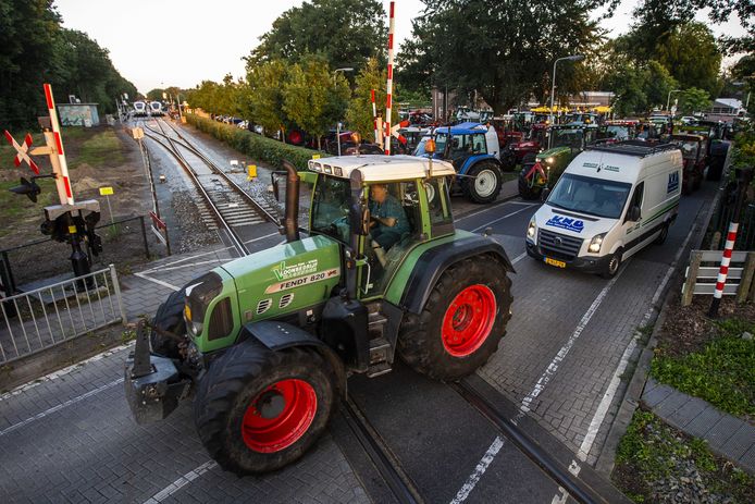 Achterhoekse boeren hebben het treinverkeer stilgelegd op de spoorlijn tussen Winterswijk en Zutphen.
