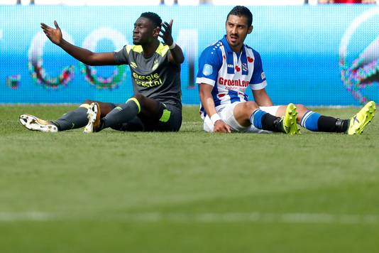 2017: Derrick Luckassen weet het niet meer tijdens Heerenveen-PSV. Rechts Reza Ghoochannejhad.