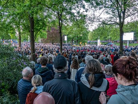 Grote belangstelling Dodenherdenking Zwolle: ‘Staan ook bij slachtoffers van nu stil’