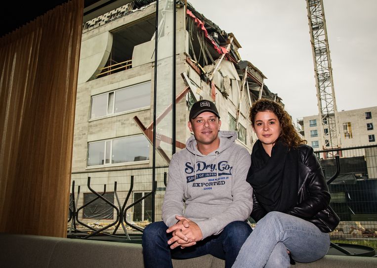 Dimitri De Koninck (34) en vriendin Michelle Gielens openden pas hun nieuwe zaak, restaurant Nebo. Omdat die vlak naast de school ligt, moesten ze tijdelijk sluiten van burgemeester De Wever (N-VA). Beeld Joel Hoylaerts / Photo News
