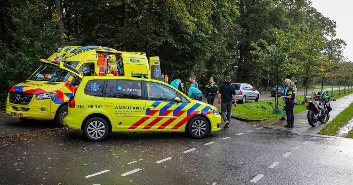 Brommerrijder raakt gewond bij aanrijding met auto in Voorst.
