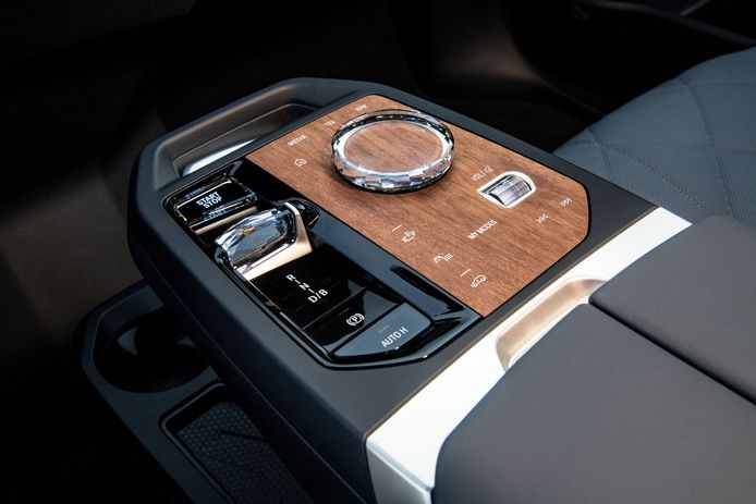 Kristal, leer en echt hout: de BMW iX is wat smaakgevoelig vanbinnen, maar het interieur is mooi gemaakt