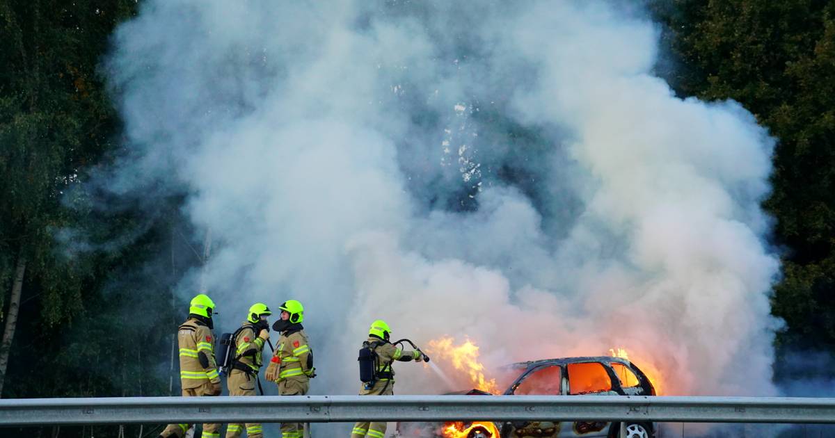 auto in Wageningen brandt compleet uit • zware botsing in Apeldoorn.