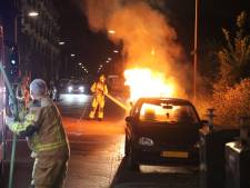 Buurt schrikt wakker van luid getoeter uit brandende auto