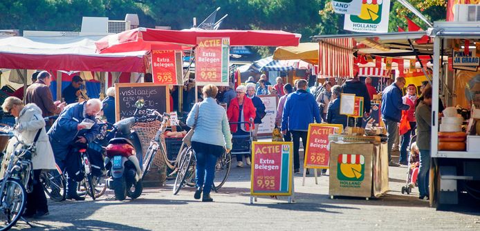 De Osse weekmarkt op de Eikenboomgaard. Als het aan de horeca ligt, komen hier ook de non-foodkramen van de Heuvel tijdelijk te staan.
