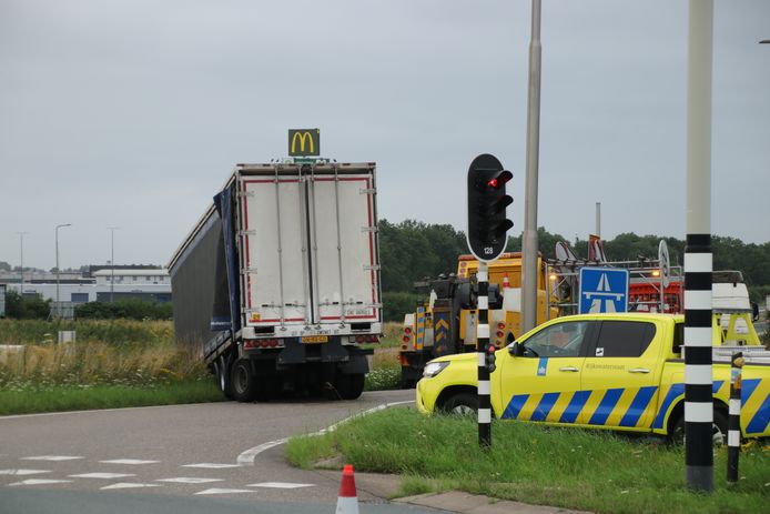 De trailer schoot los en kwam tot stilstand in de berm langs de toerit van de A28.