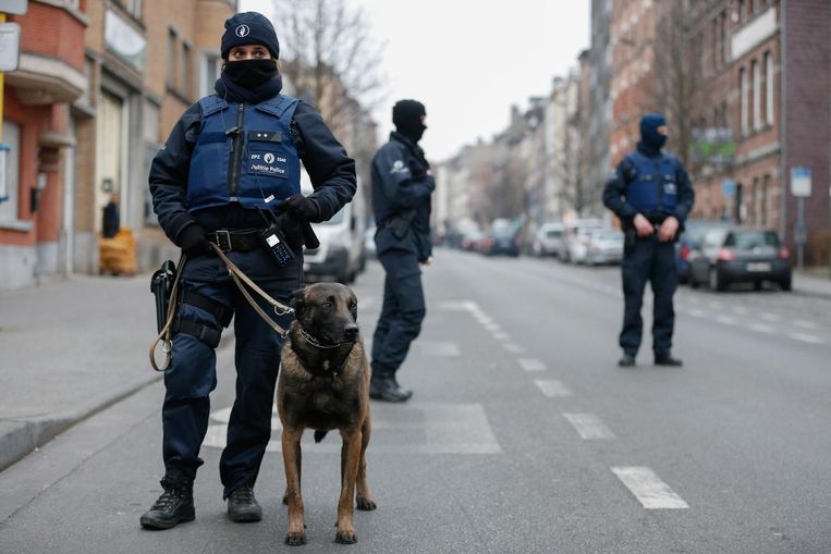 De Belgische politie tijdens een anti-terreuractie in Molenbeek op 18 maart van dit jaar. Beeld anp