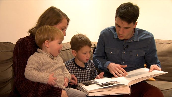 Elke en Lenny kijken samen in het fotoboek om hun overleden dochtertje Ellie-May te herdenken.