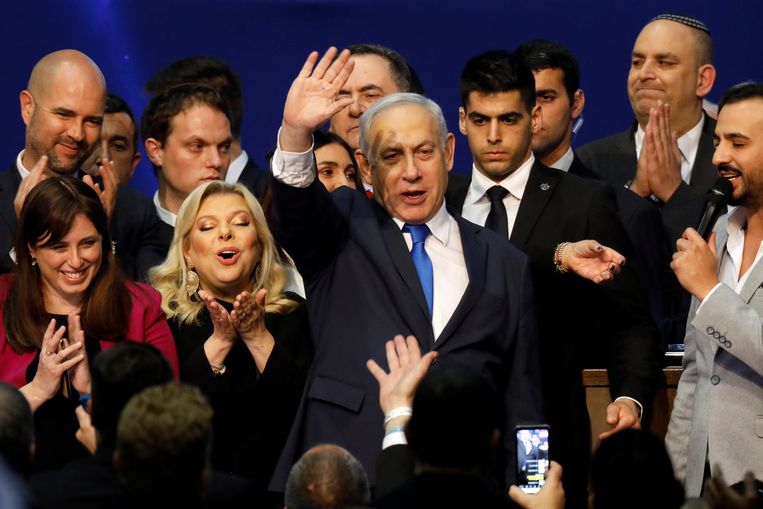 Premier Benjamin Netanyahu van Israël viert de exitpolls met aanhangers tijdens de verkiezingsnacht. Beeld REUTERS