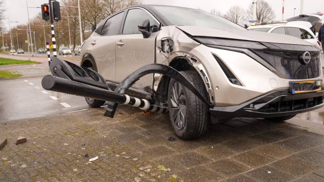Botsing tussen twee auto’s in Helmond, paal met verkeerslicht omvergereden