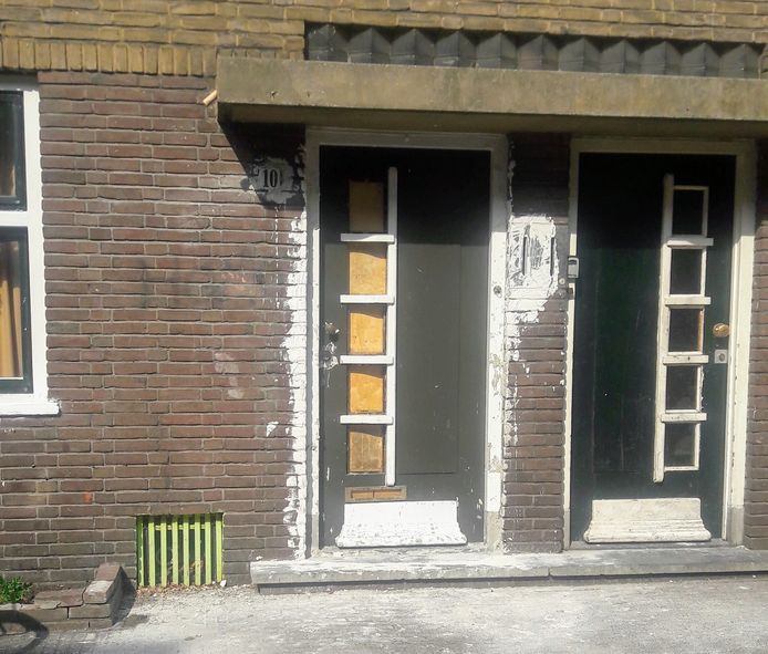 Voordeur aan de Riemsdijkstraat in Wageningen die was dicht gemetseld.