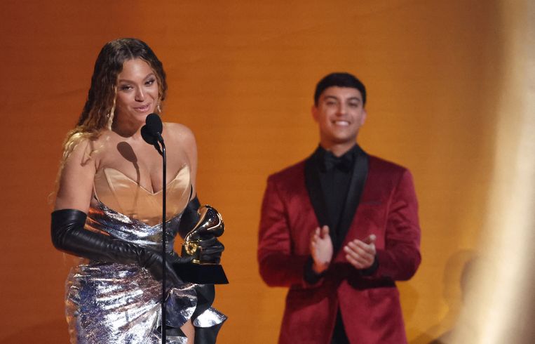 Beyoncé neemt de prijs voor beste dance/elektronisch album in ontvangst voor ‘Renaissance’. Beeld REUTERS