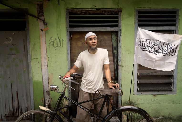 Lahendra Dewa Daru. Op de vlag aan zijn fiets staat de islamitische geloofsgetuigenis. Beeld Rony Zakaria