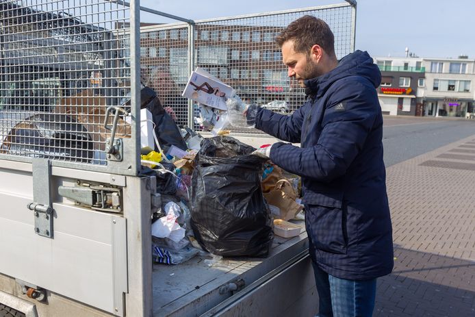 Eindhovens wethouder Rik Thijs en medewerkers van Cure keren vuilniszakken ondersteboven, op zoek naar adresgegevens van illegale 'bijzetters'.