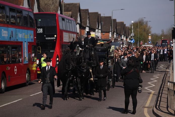 Centinaia di fan si sono riuniti al funerale di Tom Parker.