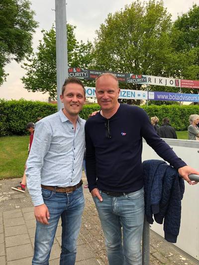 Ruud uit Groesbeek ontmoet bij toeval zijn jeugheld Dennis Bergkamp