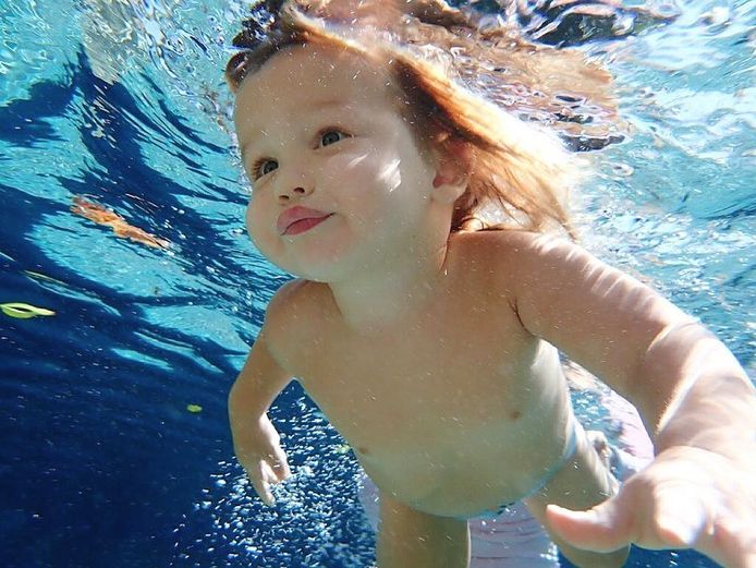 Easton is het jongere broertje van Emeline Miller, die op 19 maanden verdronk in een zwembad. Het gezin besloot hun volgende kinderen zo snel mogelijk te leren zwemmen.