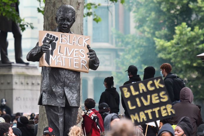 Een standbeeld van Nelson Mandela in Londen.