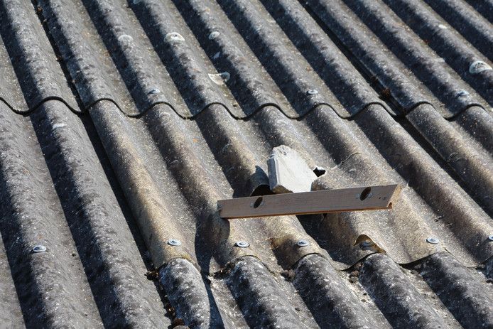 In de gemeente Hellendoorn kunnen inwoners jaarlijks tot 600 kilo asbest golfplaten gratis storten bij het afvalbrengpunt in Nijverdal.