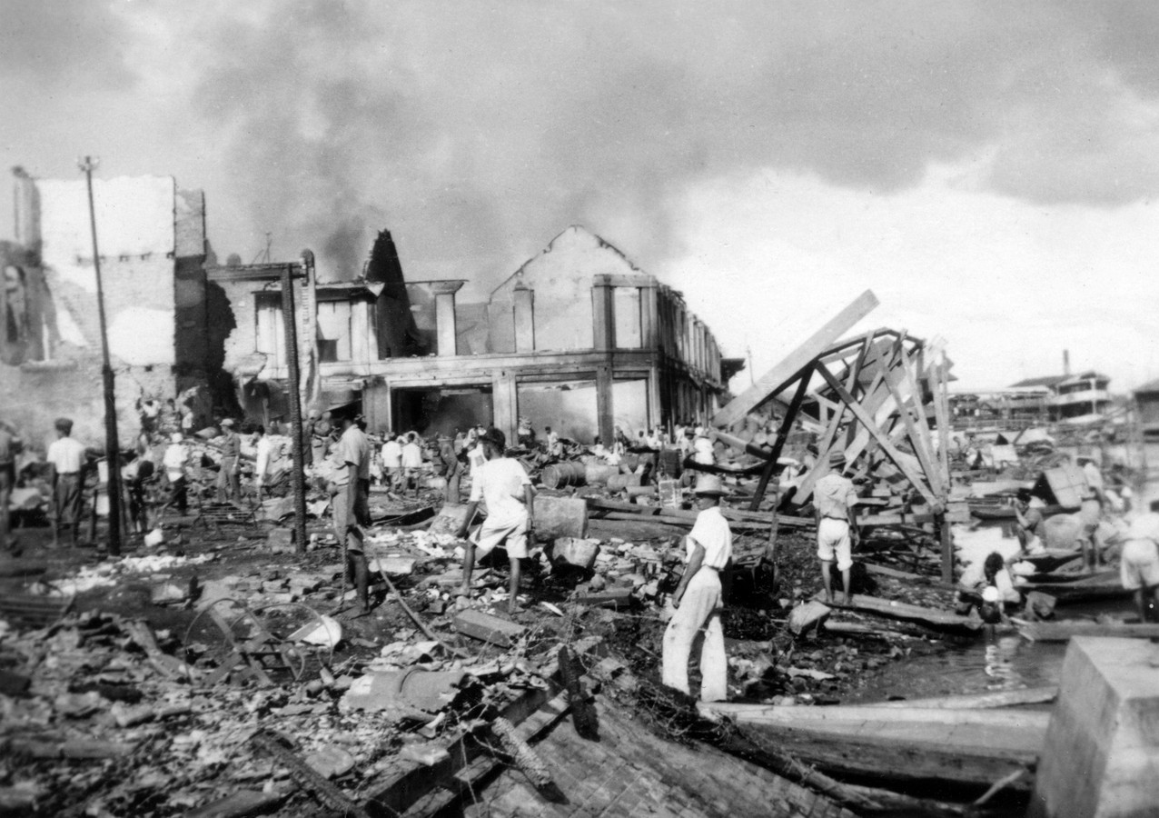 De Chinese wijk in Palembang in Zuid- Sumatra is verwoest door opstandige Indonesische jongeren in 1946