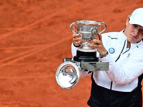 Swiatek juicht zo enthousiast na winst op Roland Garros dat deksel van trofee valt