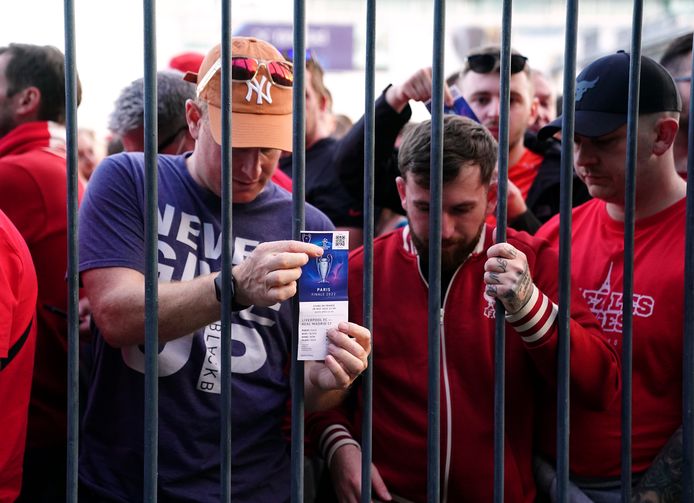 Duizenden Engelse supporters kwamen het Stade de France niet in, volgens de Franse autoriteiten omdat ze valse kaartjes hadden.