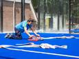 Spanjaarden leggen de nieuwe padelbanen in Balkbrug aan.