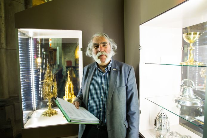 Peter Thoben bij een door hem ingerichte expositie met kunstschatten uit de Sint-Catharinakerk in Eindhoven.