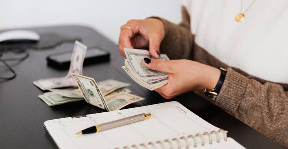 Verzwijg jij aankopen voor je partner? Financieel vreemdgaan is evengoed bedriegen. Zo praat je over geld als koppel