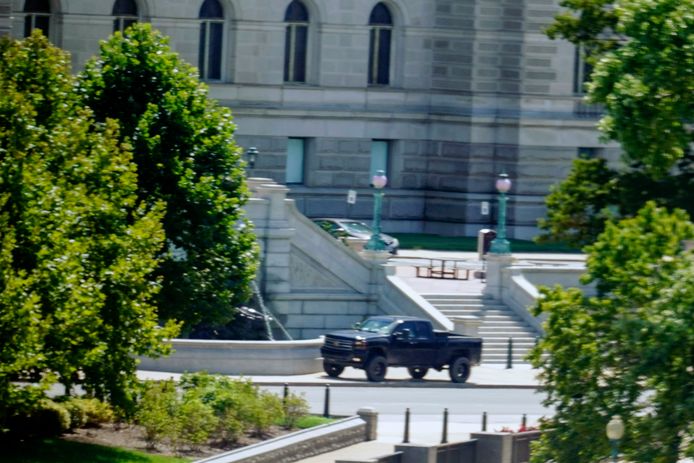 De verdachte pick-uptruck staat geparkeerd op het voetpad voor de Amerikaanse Library of Congress.