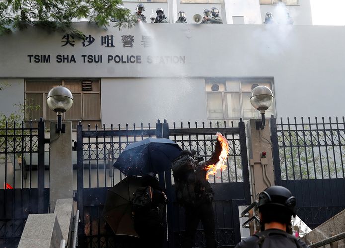 De politie vuurde traangas af op een menigte activisten buiten het politiebureau van Tsim Sha Tsui.