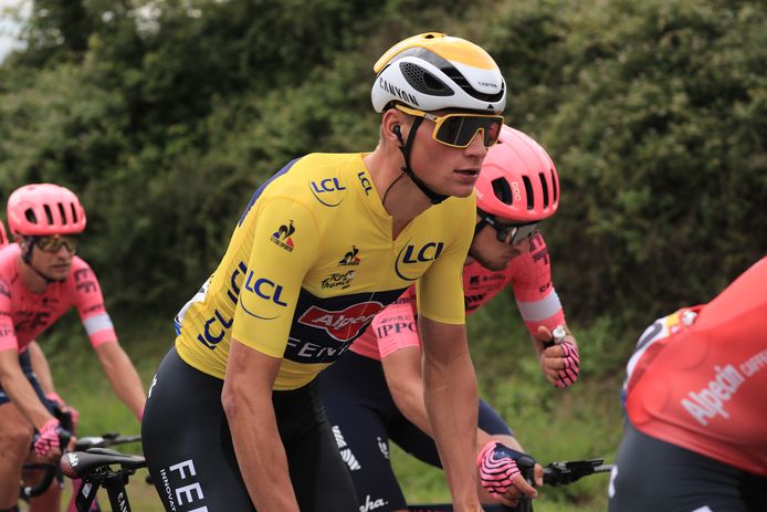 Mathieu van der Poel in de gele trui tijdens de vierde etappe.