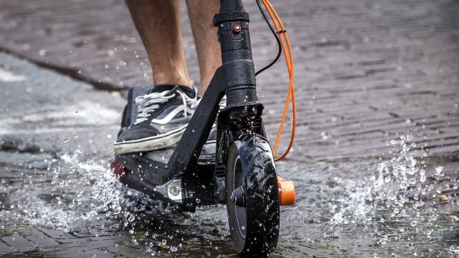 Met je elektrische step de weg op? Doe het niet, zegt de politie: ‘Niet veilig en hoge boete’ 