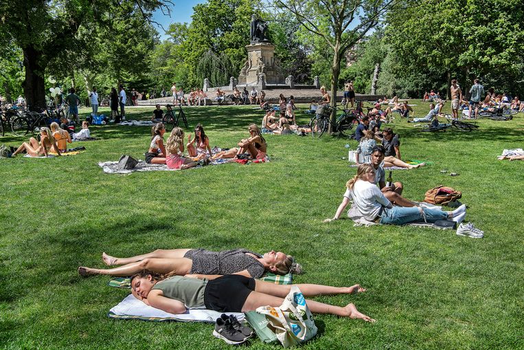 Een drukke dag in het Vondelpark, waar iedereen alsnog op veilige afstand van elkaar probeert te blijven. Beeld Guus Dubbelman / de Volkskrant