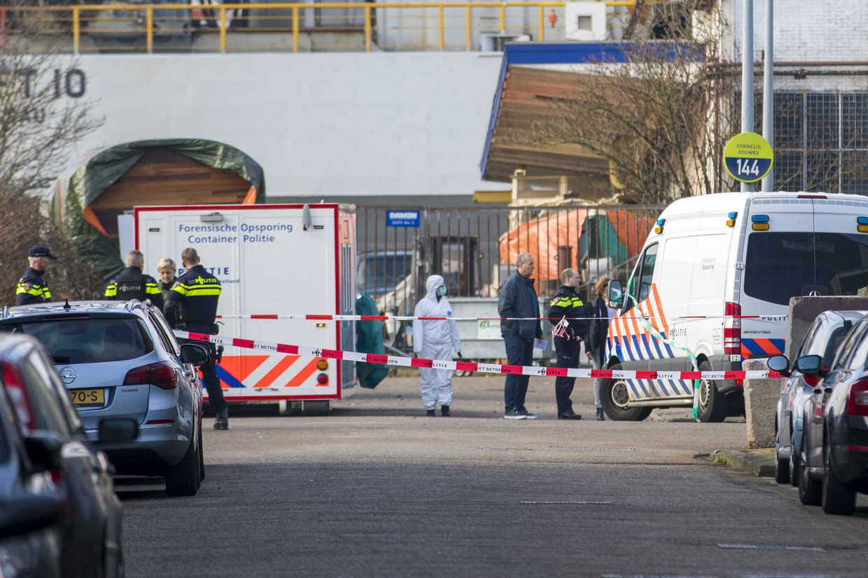 De politie doet onderzoek op het bedrijventerrein waar Reduan B. om het leven werd gebracht. Beeld EPA