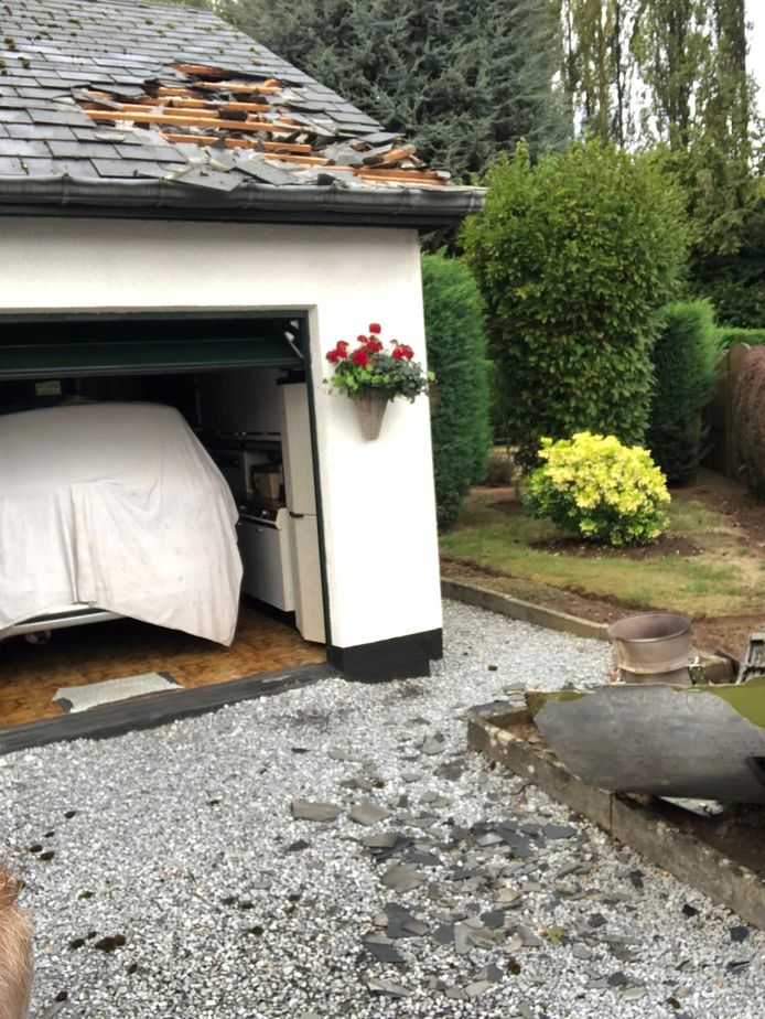 De inslag vond ter hoogte van de garage plaats. Enkel wat dakpannen en pannenlatten raakten beschadigd. De auto van het koppel bleef intact.