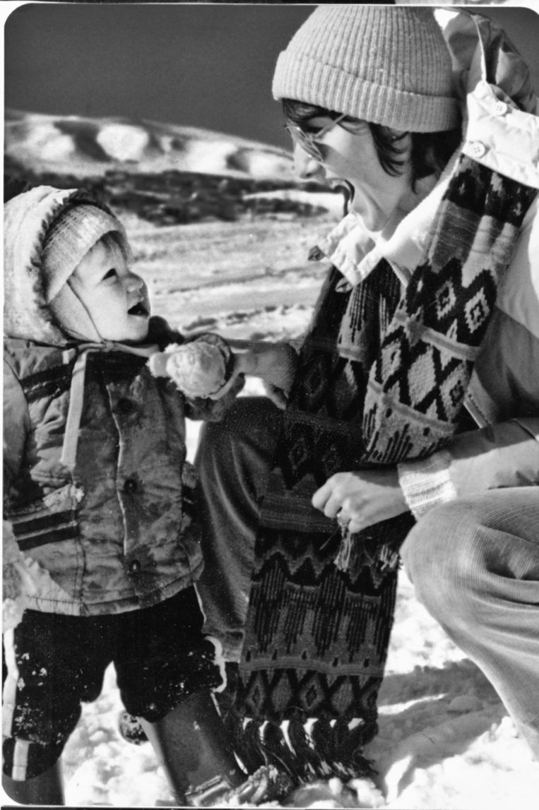 Moeder Sue met Dylan als peuter, spelend in de sneeuw. Beeld Prive foto