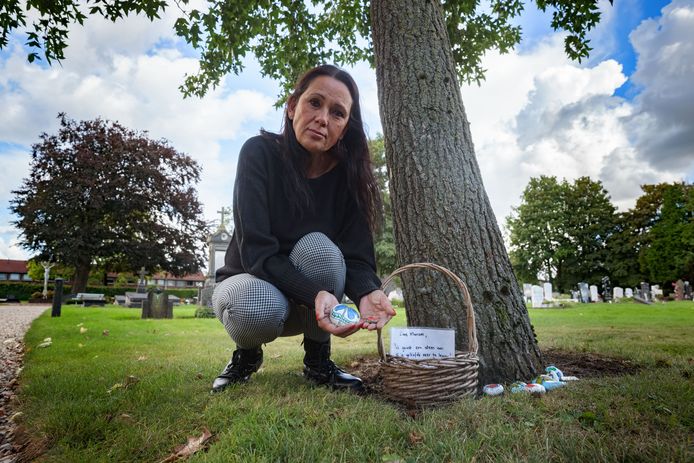 Monique Stoop heeft bij de ingang van de begraafplaats een mand geplaatst met daarin door haar gemaakte Happy Stones. Die mag iedereen pakken om bij zijn/haar dierbare overledene te leggen.