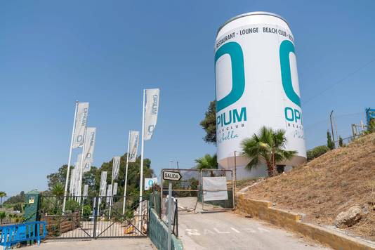 Het buitenterrein van discotheek Opium Beach Club in Marbella, waar een schietpartij heeft plaatsgevonden.