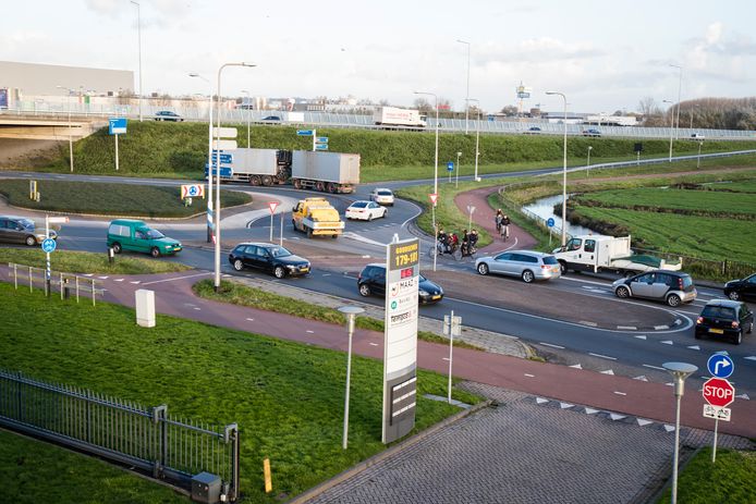 Verkeerssituatie rotonde N11 - Goudseweg in Bodegraven. Archiefbeeld