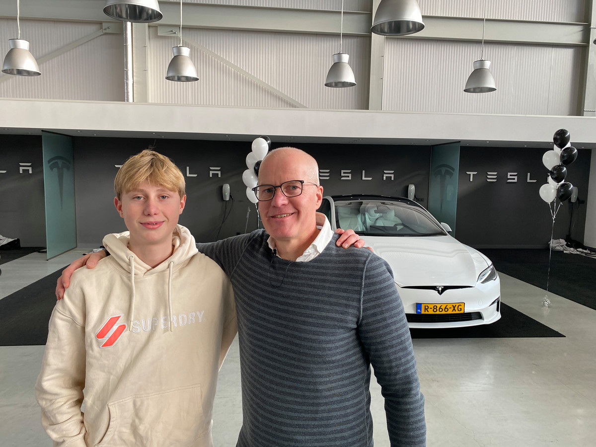 Bert Lutje Berenbroek (54) en zijn zoon Quinten (14) houden het enigszins bescheiden: zij kozen voor de Model S Long Range