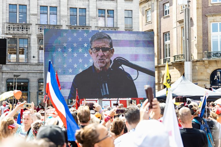 Videoboodschap van Michael Flynn bij protest in Amsterdam. Beeld ANP / Sandra Uittenbogaart