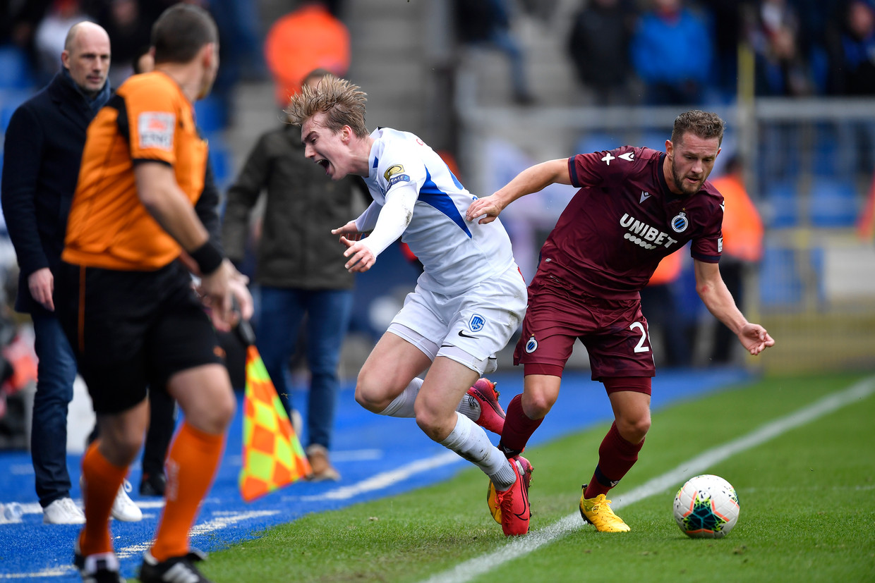 Genk-speler Kristian Thorstvedt (l.) vliegt over de zijlijn na een potig duel met matchwinnaar Mats Rits. Beeld BELGA