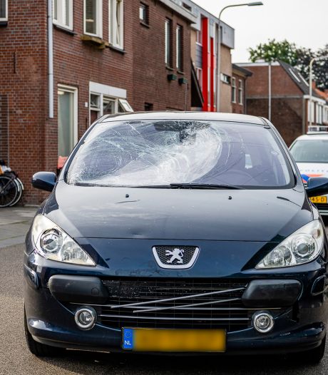 Fietser komt in botsing met auto in Tilburg, maar raakt wonder boven wonder niet gewond