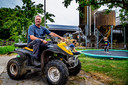 John van der Salm heeft vakantiewoningen op zijn boerderij in Woubrugge waar jong en oud lekker kunnen springen op de trampoline