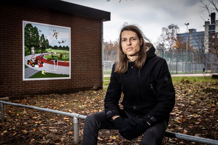Cartoonist Luuk van Ewijk (alias Luvane) maakte in opdracht van de UT vier metersgrote cartoons.